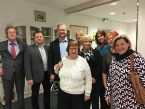 Jari Myllykoski ja Markus Mustajärvi ja Kotkan Vasemmistoliiton edustajia vierailulla Kotkansaaren City-kodissa.